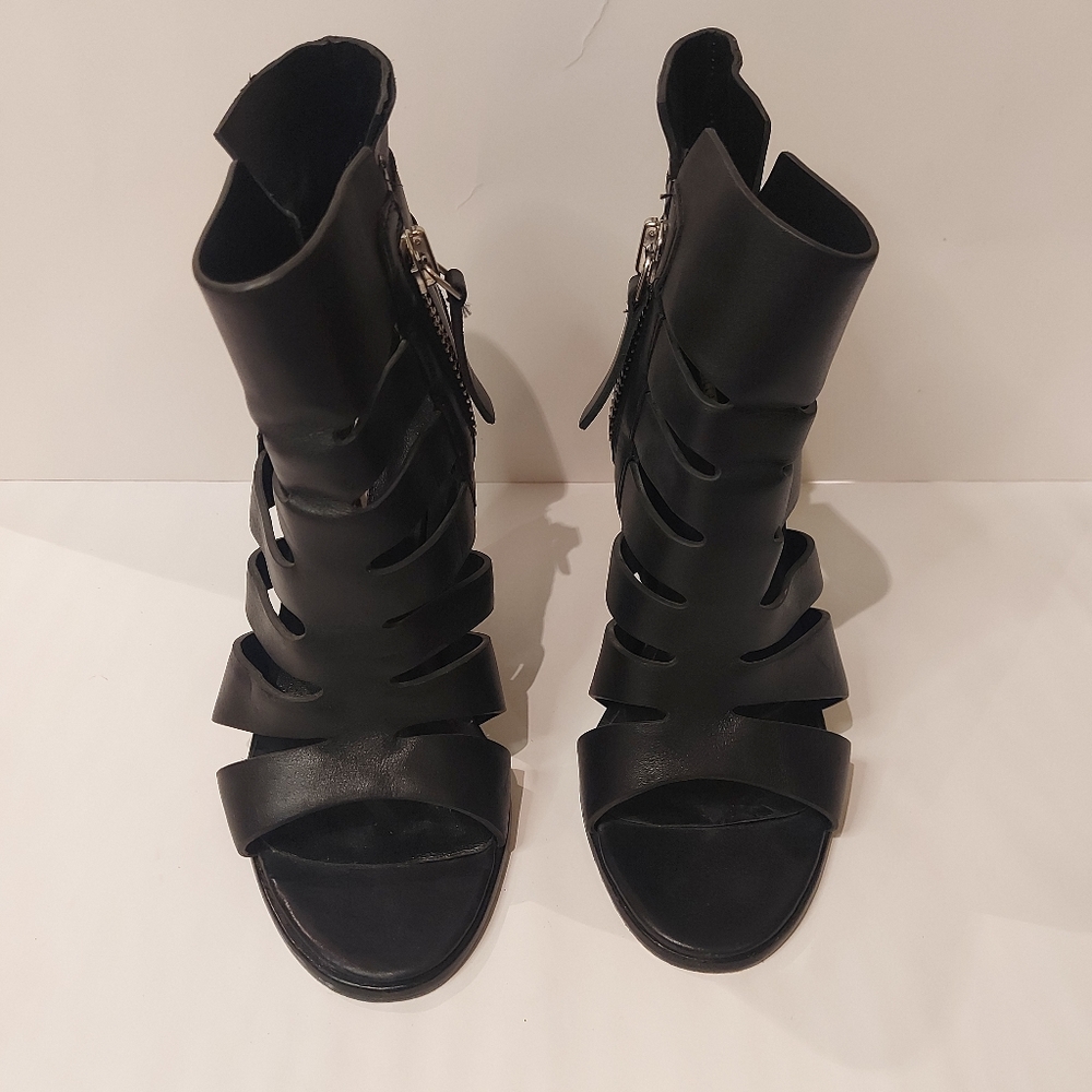 ❣️Ladies Camilla Skovgaard caged heels size 37 (#446)